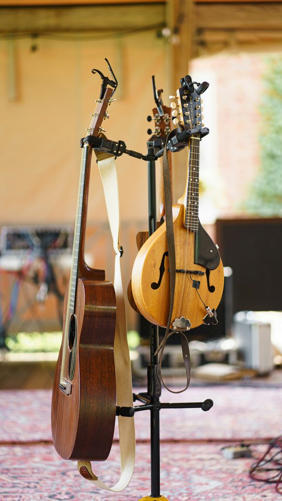 Eine Akustikgitarre und eine Mandoline.
