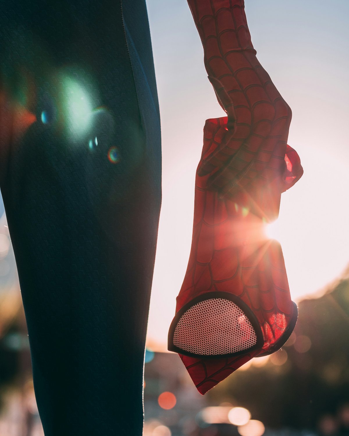 Eine Hand hält eine Spider Man Maske.