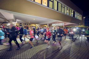 Eine große Gruppe startet in den Lauf.