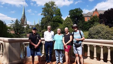 Mitglieder der ABC-Selbsthilfegruppe Oldenburg mit Jutta Stobbe und Achim Scholz be strahlendem Sonnenschein am Teich im Schlossgarten. Bild: ABC-Projekt.