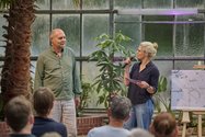 Bild: Eiko Braatz Nora Hecker befragt einen Gast