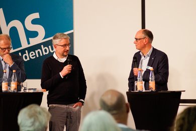 Das Podium im Gespräch. Bild: VHS Oldenburg