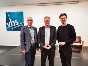 Bild: VHS Oldenburg. Andreas Gögel, Albrecht von Lucke und Maximilian Kürten im Vorfeld der Veranstaltung. Bild: VHS Oldenburg.