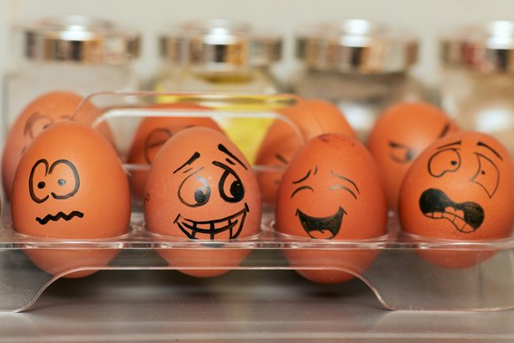 Eier mit verschiedenen aufgemalten Gesichtsausdrücken