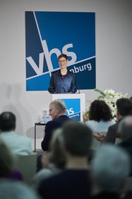 Frauke Sterwerf begrüßt die Gäste der Veranstaltung