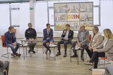 Die Podiumsgäste sitzten auf der Bühne.