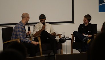 Sinthujan Varatharajah im Gespräch mit Moderator und Moderatorin.