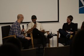 Sinthujan Varatharajah im Gespräch mit Moderator und Moderatorin.