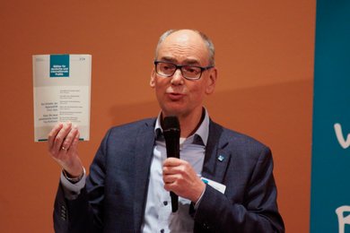 Andreas Gögel begrüßt das Publikum. Bild: VHS Oldenburg