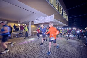 Bild: Eiko Braatz Am Start und Ziel der VHS starten die Halbmarathonis in ihren Lauf.