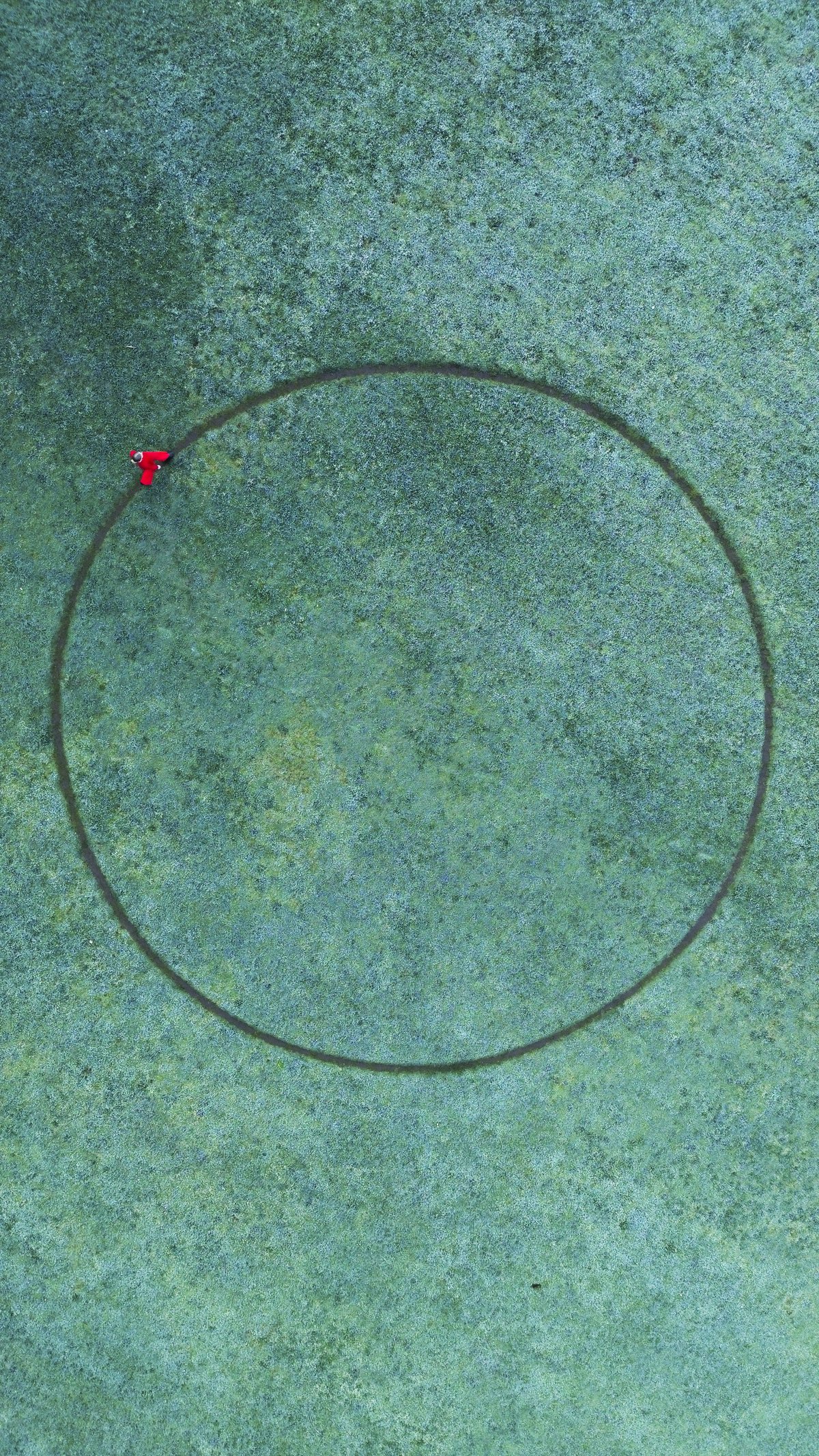 Bild: Hannah Reith Blick von oben. Eine Person läuft eine Kerisform ins Gelände.