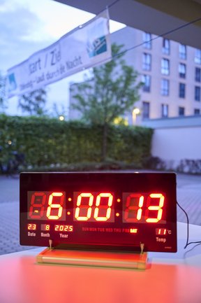 Die Uhr am Start und Ziel zeigt 6 Uhr morgens. Die Sonne ist aufgeganen und der Nachtlauf ist vorbei.