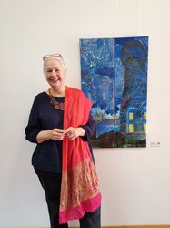 Susanne Krause neben ihrem Werk „Turmnacht“. Bild: VHS Oldenburg.