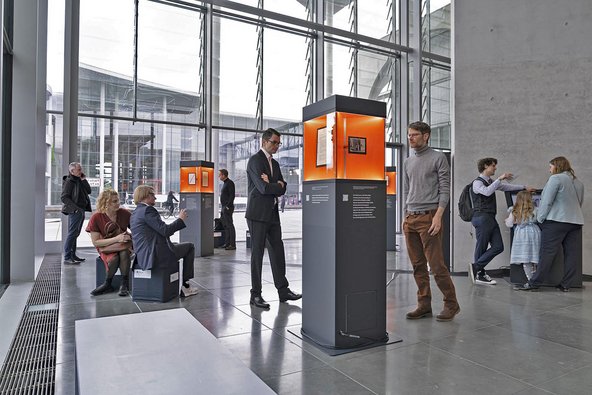 Quelle: Bundesarchiv / Witzel Menschen in der Wanderausstellung