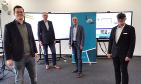 Veit Eveslage (Bereichsleitung Programm und Bildungsmanagement Beruf & IT, VHS Oldenburg), Thorsten Janßen (Direktor der BFE), Andreas Gögel und Rainer Holtz (Bereichsleiter Digitale Lernmedien, BFE). Bild: VHS Oldenburg 