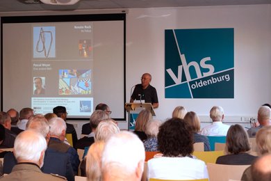 Horst Wils begrüßt die Gäste. Bild: VHS Oldenburg.