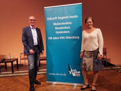 Geschäftsführer Andreas Gögel mit Dr. Tanja Busse. Bild: VHS Oldenburg
