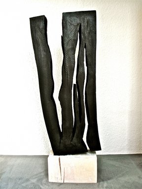 Objekt 0112 o. T., (2012, Pappel geschwärzt, 89 x 36 x 16) – Bild: Claus Wettermann