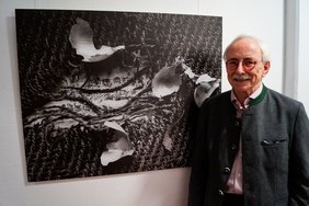 Andreas Engelmann in seiner Ausstellung. Bild: VHS Oldenburg
