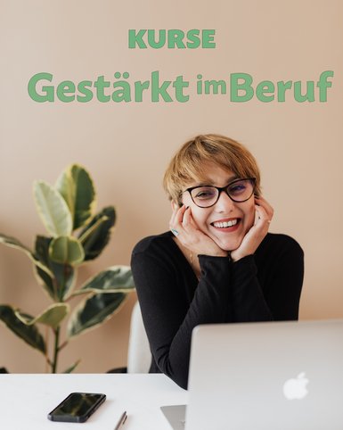 Eine Person sitzt lächelnd vor einem Laptop und legt den Kopf in die Hände
