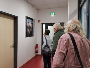 Bild: VHS Oldenburg Gäste in der Ausstellung. Bild: VHS Oldenburg