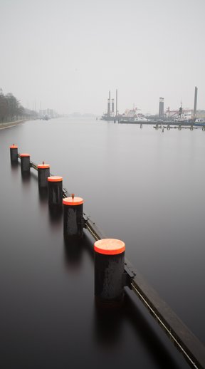 Fotografie eines kleinen Hafens im Nebel „Graufilter“ – Bild: Oldenburger Photo-Amateure