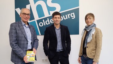 Andreas Gögel, Ronen Steinke und Frauke Sterwerf. Bild: VHS Oldenburg.