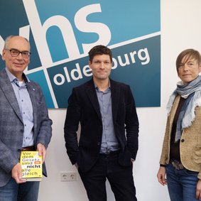 Andreas Gögel, Ronen Steinke und Frauke Sterwerf. Bild: VHS Oldenburg.