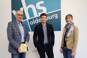 Andreas Gögel, Ronen Steinke und Frauke Sterwerf. Bild: VHS Oldenburg.