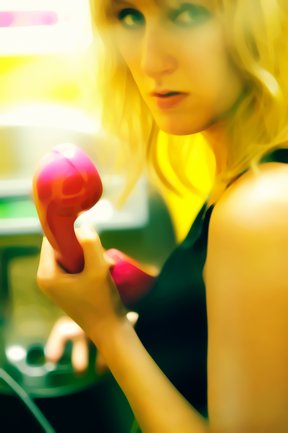 Forografie einer Frau mit Telefonhörer „Calling“ – Bild: Volker Kunkel Fotografie