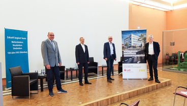 Eckhard Stein (Präsident der Handwerkskammer Oldenburg), Dr. Thorsten Müller (Vorsitzender der Geschäftsführung der Bundesagentur für Arbeit Oldenburg-Wilhelmshaven), Andreas Gögel (Geschäftsführer der VHS Oldenburg) und Prof. Dr. Thomas Straubhaar im EWE Forum Alte Fleiwa. Bild: VHS Oldenburg.