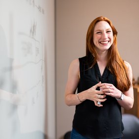 Eine Frau vor einem Whiteboard