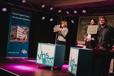 12 Meter Hase werden beim Quiz über die VHS von den Zuschauer*innen unterstützt.