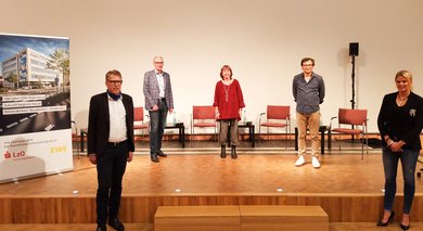 Geschäftsführer Andreas Gögel mit Margrat Rasfeld udn den Gästen des Podiums. Bild: VHS Oldenburg