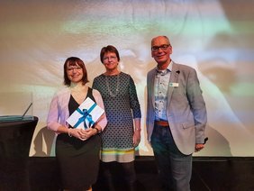 Bild: VHS Oldenburg Gewinnerin des Gutscheinpakets für die Teilnahme an der Ausstellung Katja Klassen mit Meta Janssen-Kucz und Andreas Gögel.