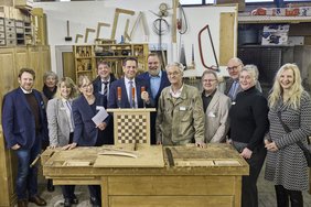 Ministerpräsident Olaf Lies und die Vertreterinnen der Bietergemeinschaft in der Tischelrei.