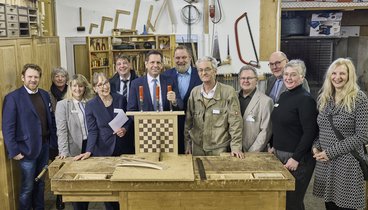 Ministerpräsident Olaf Lies und die Vertreterinnen der Bietergemeinschaft in der Tischelrei.