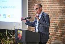 Bild: Eiko Braatz Andreas Gögel, Geschäftsführer VHS Oldenburg, spricht zu den Gästen. Bild: Eiko Braatz