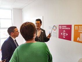 Veit Eveslage präsentiert Gästen einen Augmentet Reality Parcours im VHS-Haus.