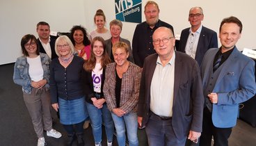 Lina Köhl, Benno Schulz, Brigitte May, Lena Nzume, Jette Grotelüschen, Andra Möllhoff, Hanna Naber, Esther Niewerth-Baumann, Ulf Prange, Hans-Henning Adler, Andreas Gögel und Andreas Unterberg. Bild: VHS Oldenburg.