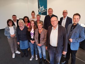 Lina Köhl, Benno Schulz, Brigitte May, Lena Nzume, Jette Grotelüschen, Andra Möllhoff, Hanna Naber, Esther Niewerth-Baumann, Ulf Prange, Hans-Henning Adler, Andreas Gögel und Andreas Unterberg. Bild: VHS Oldenburg.