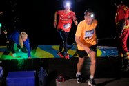 Läufer*innen von Oldenburg Lauf durch die Nacht werden per SUP über die Hunte gefahren.