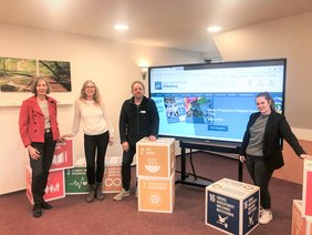 Anne Bohlen, Katja Ratje, Guido Hartung und Katharina Janßen vor einem der neuen Smartboards. Bild: VHS Hatten + Wardenburg.