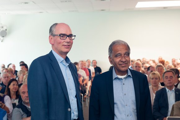 Prof. Dr. Mojib Latif mit Geschäftsführer Andreas Gögel im ausegbuchten LzO Forum. Bild: VHS Oldenburg.