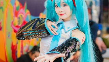 Eine frau in einem Anime-Cosplay mit langen blauen Haaren