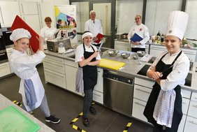 Bereit für den Kochwettstreit: Die Finalistinnen mit dem Team des Nationalwettbewerbs im Kulturraum Küche. ▪ Bild: WorldSkills Germany 