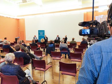 Die Podiumsdiskussion. Bild: VHS Oldenburg.