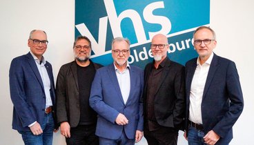 Andreas Gögel, Geschäftsführer VHS Oldenburg, Peter Meiwald, Johann Kühme, Karsten Krogmann und Helge Peter Ippensen, Amt für regionale Landesentwicklung Weser-Ems. Bild: VHS Oldenburg