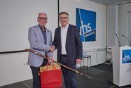 Oberbürgermeister Jürgen Krogmann übergibt Andreas Gögel ein Abschiedsgeschenk