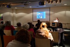 Im LzO Forum wird mit einer Präsentation in die Ausstellung eingeführt.